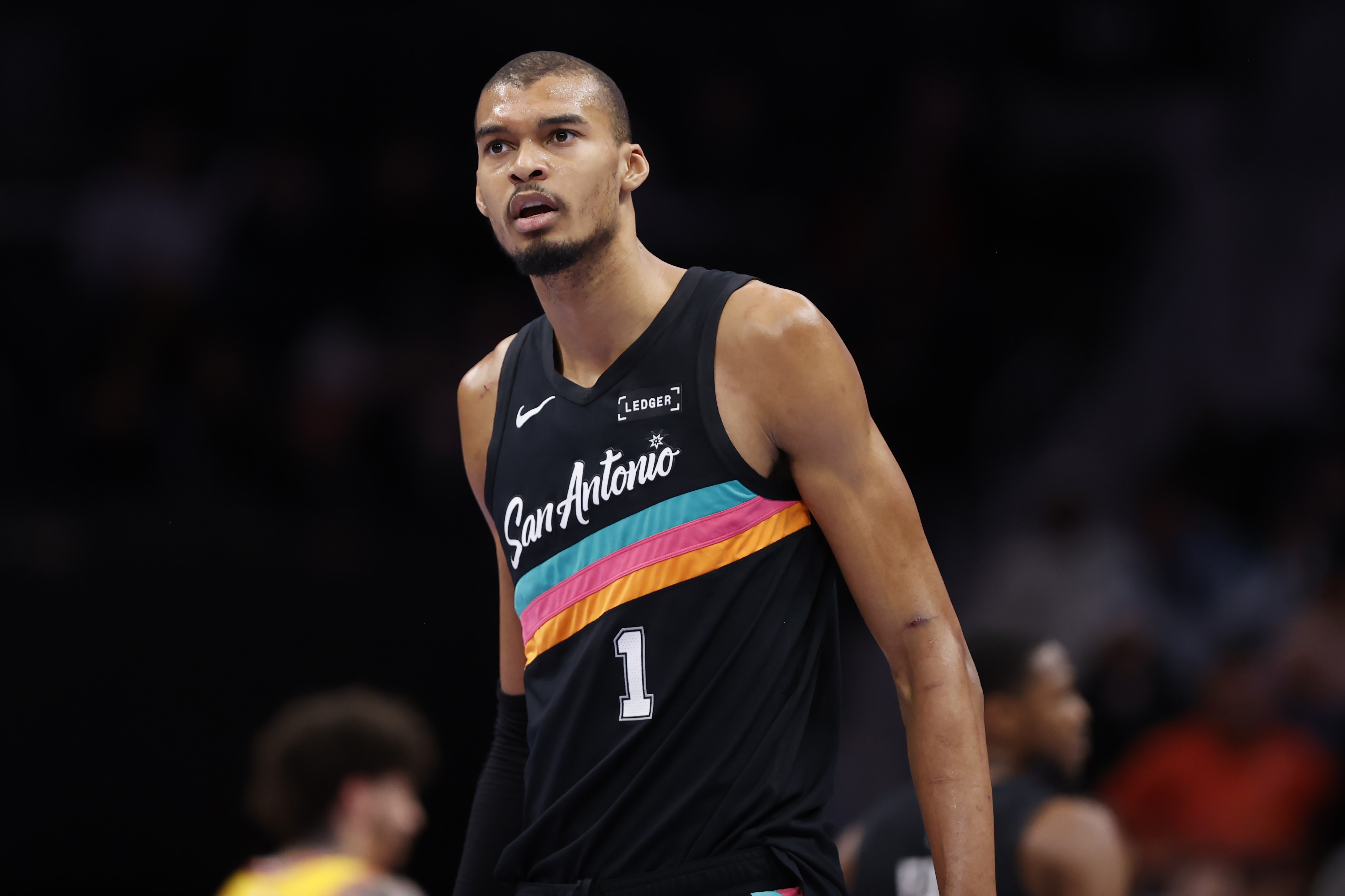 巴恩斯：文班的拼劲为球队奠定基调 他能吸引防守注意力盘活进攻